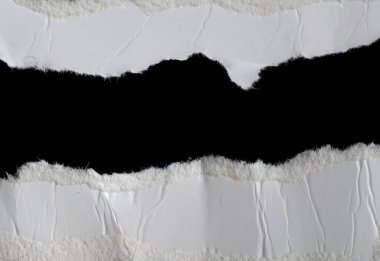 Siyah izole bir arkaplan üzerine beyaz bir kağıt parçası
