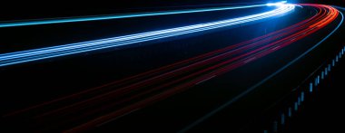 Gece arabaların ışıkları. uzun pozlama