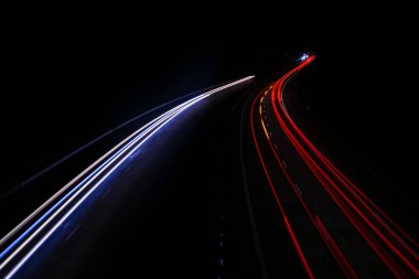 Gece arabaların ışıkları. uzun pozlama