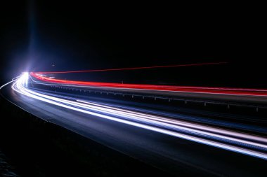 Gece arabaların ışıkları. uzun pozlama