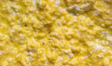 Görünür bir dokusu olan çırpılmış yumurta. arkaplan