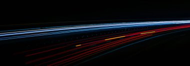 Gece arabaların ışıkları. uzun pozlama