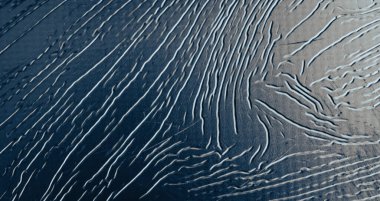 ilginç bir desenle maviye boyanmış metal levha