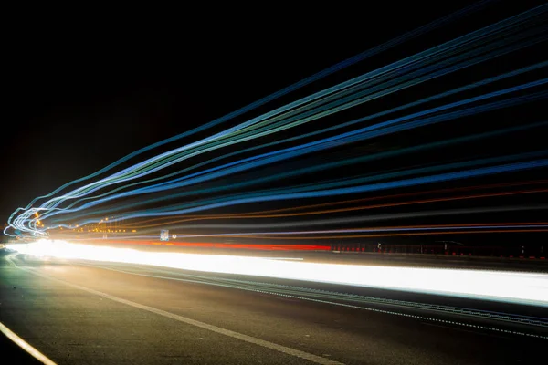 Gece arabaların ışıkları. uzun pozlama