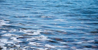 Deniz dalgaları gökyüzüne karşı. arkaplan veya doku