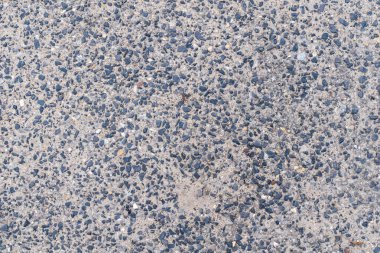 Duvarda ilginç bir dokusu olan alçı var.