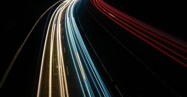 Gece arabaların ışıkları. uzun pozlama