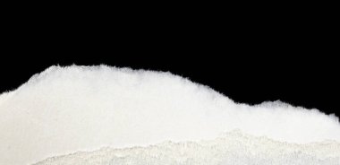 Siyah izole bir arkaplan üzerine beyaz bir kağıt parçası