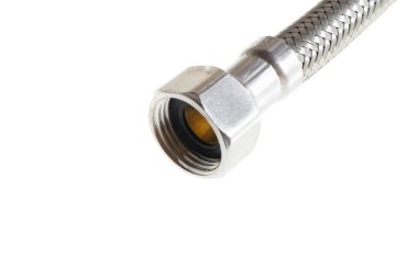 Beyaz izole edilmiş arka planda çelik örgülü hortum.