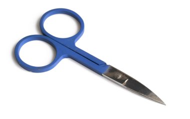 Beyaz izole arkaplanda mavi makas