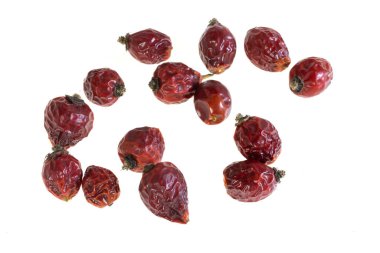 Beyaz izole arkaplanda kurumuş gül kalçası