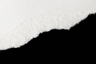 Siyah izole bir arkaplan üzerine beyaz bir kağıt parçası
