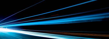 Gece arabaların ışıkları. uzun pozlama