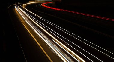 Gece arabaların ışıkları. uzun pozlama