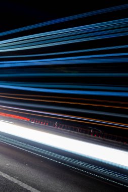 Gece arabaların ışıkları. uzun pozlama