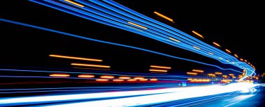 Gece arabaların ışıkları. uzun pozlama