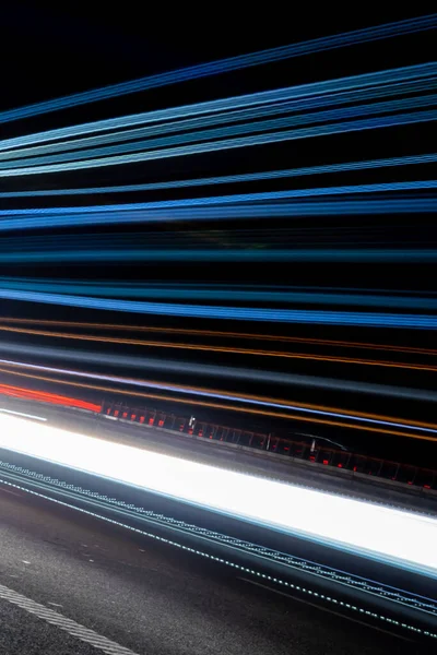 Gece arabaların ışıkları. uzun pozlama