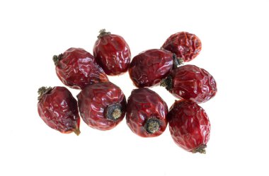 Beyaz izole arkaplanda kurumuş gül kalçası