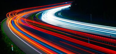 Gece arabaların ışıkları. uzun pozlama