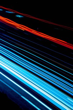 Gece arabaların ışıkları. uzun pozlama