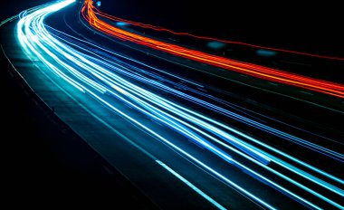 Gece arabaların ışıkları. uzun pozlama