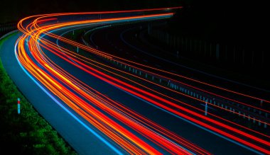 Gece arabaların ışıkları. uzun pozlama