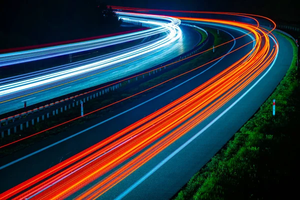 Gece arabaların ışıkları. uzun pozlama