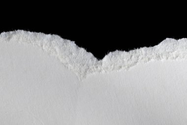 Siyah izole bir arkaplan üzerine beyaz bir kağıt parçası