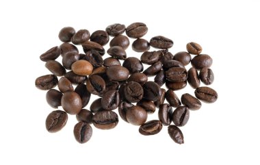 İzole edilmiş beyaz arkaplanda kahve çekirdekleri