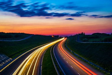 Gece arabaların ışıkları. uzun pozlama