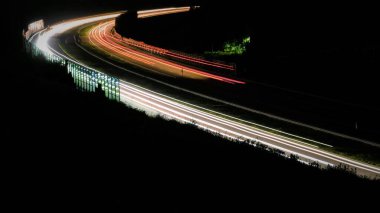 Gece arabaların ışıkları. uzun pozlama