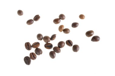İzole edilmiş beyaz arkaplanda kahve çekirdekleri