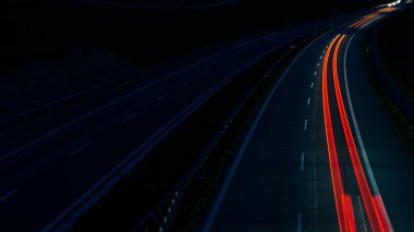 Gece arabaların ışıkları. uzun pozlama