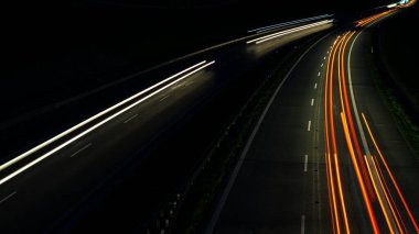 Gece arabaların ışıkları. uzun pozlama