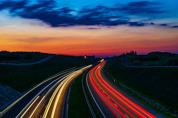 Gece arabaların ışıkları. uzun pozlama