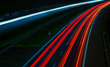 Gece arabaların ışıkları. uzun pozlama