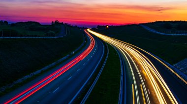 Gece arabaların ışıkları. uzun pozlama