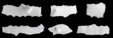 Siyah izole bir arkaplan üzerine beyaz bir kağıt parçası