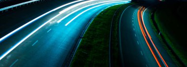 Gece arabaların ışıkları. uzun pozlama