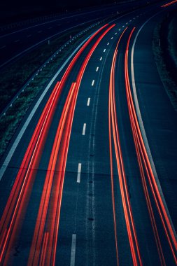 Gece arabaların ışıkları. uzun pozlama