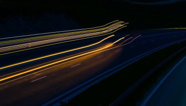 Gece arabaların ışıkları. uzun pozlama