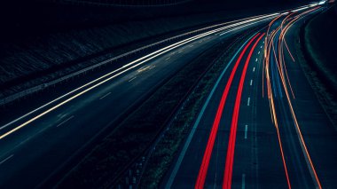 Gece arabaların ışıkları. uzun pozlama