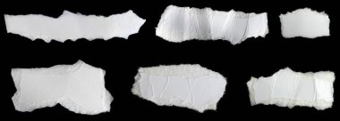 Siyah izole bir arkaplan üzerine beyaz bir kağıt parçası