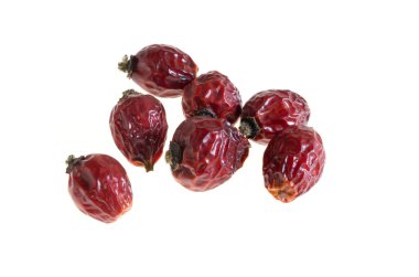 Beyaz izole arkaplanda kurumuş gül kalçası