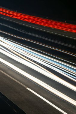 Gece arabaların ışıkları. uzun pozlama