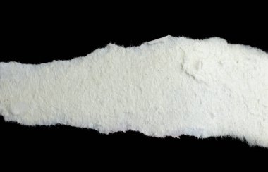 Siyah izole bir arkaplan üzerine beyaz bir kağıt parçası