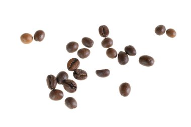 İzole edilmiş beyaz arkaplanda kahve çekirdekleri