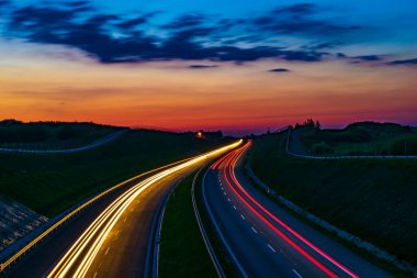 Gece arabaların ışıkları. uzun pozlama