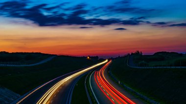 Gece arabaların ışıkları. uzun pozlama