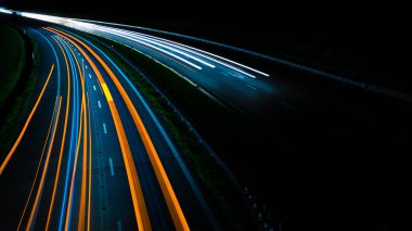 Gece arabaların ışıkları. uzun pozlama